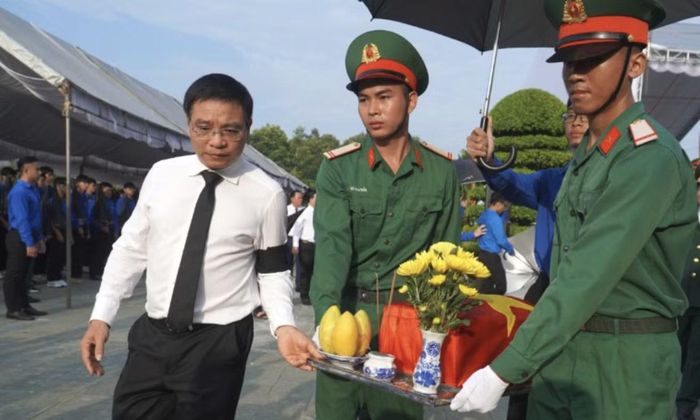 Phó Thủ tướng Chính phủ Nguyễn Văn Thắng tiễn đưa các liệt sĩ
