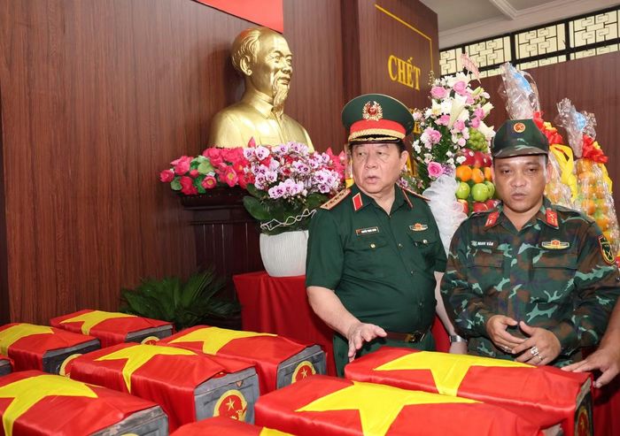 Ngay sau khi dâng hoa, dâng hương tưởng niệm các Anh hùng liệt sĩ, Đại tướng Nguyễn Trọng Nghĩa đã đến khu vực nhà truyền thống để kiểm tra công tác bảo quản các hài cốt liệt sĩ đã được tìm kiếm, quy tập tại Công viên Lê Thị Riêng trong những ngày qua.