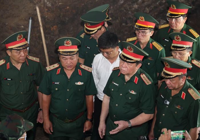 Đại tướng Nguyễn Trọng Nghĩa trao đổi với các lực lượng đang làm nhiệm vụ tại Công viên Lê Thị Riêng.