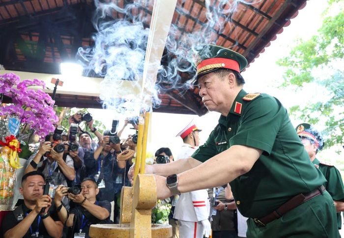 Đại tướng Nguyễn Trọng Nghĩa dâng hương tri ân tại Bia tưởng niệm Anh hùng liệt sĩ Lê Thị Riêng.