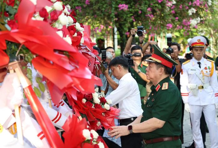 Đại tướng Nguyễn Trọng Nghĩa dâng hoa tưởng niệm các Anh hùng liệt sĩ.