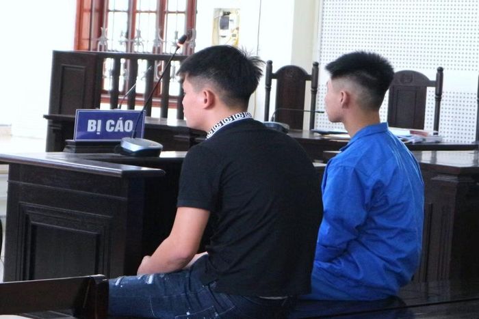 Tuổi đời còn rất trẻ, nhưng hai bị cáo đã phải trả giá bằng những tháng ngày trong trại giam sau vụ gây rối trật tự công cộng.