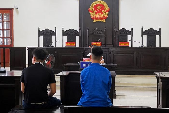 Hai bị cáo Hoàng Nghĩa Xuân và Lê Duy Hưng tại phiên tòa phúc thẩm.