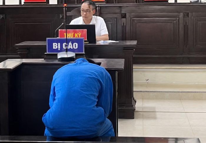 Bị cáo Hưng cúi đầu, bày tỏ sự ăn năn hối hận.