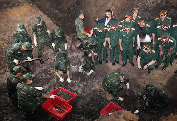 Đại tướng Nguyễn Trọng Nghĩa kiểm tra khu vực cán bộ, chiến sĩ thực hiện nhiệm vụ tại Công viên Lê Thị Riêng.
