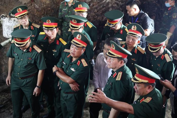 Đại tướng Nguyễn Trọng Nghĩa kiểm tra hiện trường đào tìm kiếm, quy tập hài cốt liệt sĩ. Ảnh: Ngô Tùng