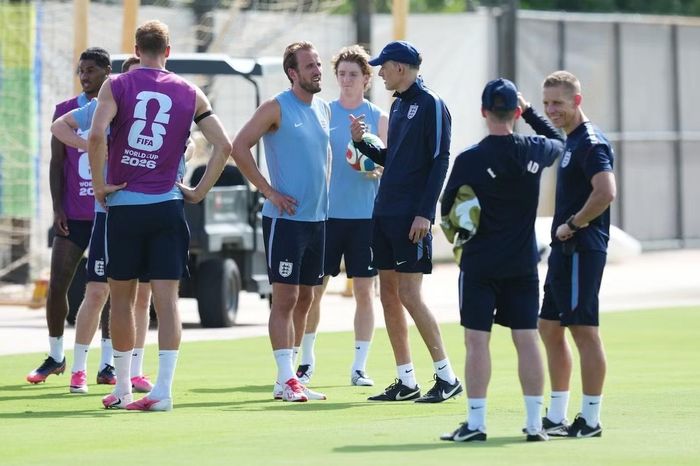 Harry Kane trao đổi cùng HLV Thomas Tuchel trong buổi tập cuối trước cuộc đối đầu Na Uy. Tuyển Anh giành quyền vào tứ kết sau chiến thắng 3-2 trước Mexico ở vòng 16 đội. Theo thống kê của ESPN, Jude Bellingham trở thành cầu thủ đầu tiên kể từ Diego Maradona năm 1986 ghi hai bàn trong một trận World Cup tại sân Azteca, góp công lớn đưa "Tam sư" đi tiếp.