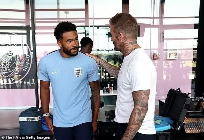 Cựu đội trưởng tuyển Anh cũng dành thời gian trao đổi với Reece James trước khi buổi tập bắt đầu. Hậu vệ Chelsea trở lại tập luyện bình thường sau khi hoàn thành giáo án riêng, tương tự Marc Guehi và Declan Rice. Sự trở lại của ba cầu thủ mang đến tín hiệu tích cực cho HLV Thomas Tuchel trước trận tứ kết gặp Na Uy.