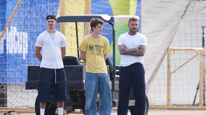 Beckham theo dõi buổi tập của tuyển Anh cùng hai con trai Romeo và Cruz. Nhiều khán giả bình luận Beckham đang muốn "hiến kế", lên chiến lược cho tuyển Anh. Huyền thoại Manchester United có mặt ở nhiều trận đấu của "Tam sư" tại World Cup 2026 và tiếp tục đồng hành cùng đội bóng trên đất Mỹ khi vòng đấu loại trực tiếp bước vào giai đoạn quyết định.