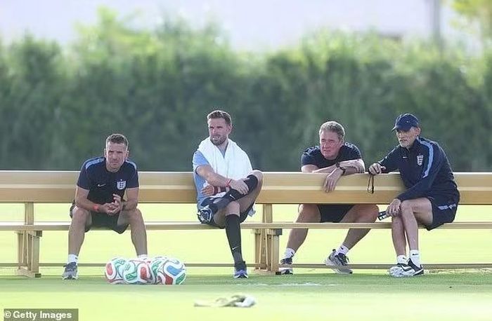 Jordan Henderson chỉ có thể theo dõi đồng đội tập luyện sau khi bị gãy cổ tay trái và phải chia tay phần còn lại của World Cup 2026. Tiền vệ 36 tuổi xuất hiện cùng HLV Thomas Tuchel và các thành viên ban huấn luyện bên ngoài sân tập để cổ vũ đồng đội. Ngoài sự vắng mặt của Henderson và Quansah, tuyển Anh đón tin vui khi nhiều trụ cột đã trở lại tập luyện đầy đủ trước màn so tài với Na Uy.
