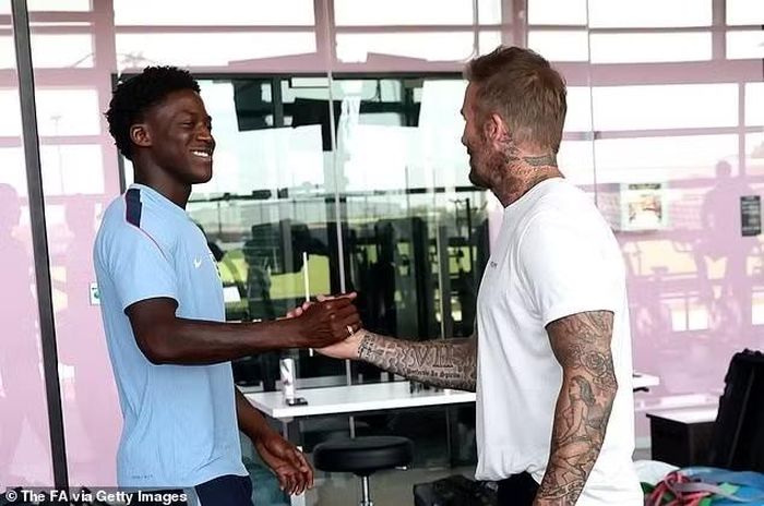 Beckham bắt tay, hỏi thăm Kobbie Mainoo trong buổi gặp gỡ tại trung tâm huấn luyện Inter Miami. Sau khi tạo dấu ấn với thương vụ gia nhập LA Galaxy năm 2007, Beckham đã trở thành người đồng sáng lập Inter Miami thông qua điều khoản đặc biệt trong hợp đồng thi đấu tại MLS. Đội bóng chính thức ra mắt năm 2020 và vươn lên tầm ảnh hưởng lớn hơn kể từ khi chiêu mộ Lionel Messi.