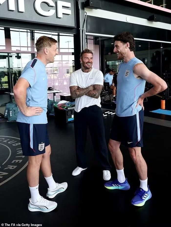 David Beckham tiếp tục trò chuyện với Jordan Pickford và Declan Rice trước buổi tập tại Fort Lauderdale. Cựu danh thủ 51 tuổi đã theo sát hành trình của tuyển Anh tại World Cup 2026 và nhiều lần xuất hiện để động viên đội bóng. Trận gặp Na Uy được xem là bước ngoặt trong hành trình chinh phục danh hiệu của "Tam sư", khi đội thắng sẽ giành quyền vào bán kết gặp Argentina hoặc Thụy Sĩ.