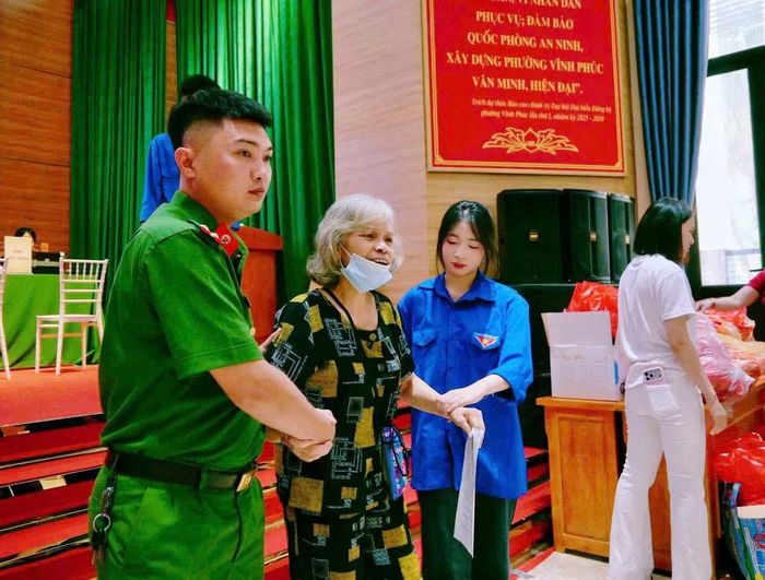 Đoàn viên, thanh niên phường Vĩnh Phúc hỗ trợ chương trình thu nhận mẫu sinh phẩm ADN cho thân nhân liệt sĩ.