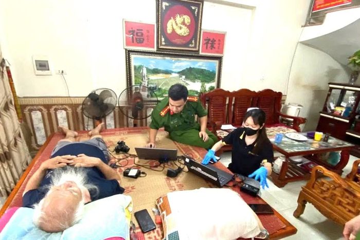 Tại phường Thống Nhất, đoàn viên, thanh niên, lực lượng Công an hỗ trợ hướng dẫn, đón tiếp và đồng hành cùng thân nhân liệt sĩ trong quá trình thu nhận mẫu sinh phẩm ADN. Đến nay, địa phương hoàn thành 100% việc thu nhận 96 mẫu ADN của thân nhân 60 liệt sĩ chưa xác định danh tính, bảo đảm đúng tiến độ và quy trình.