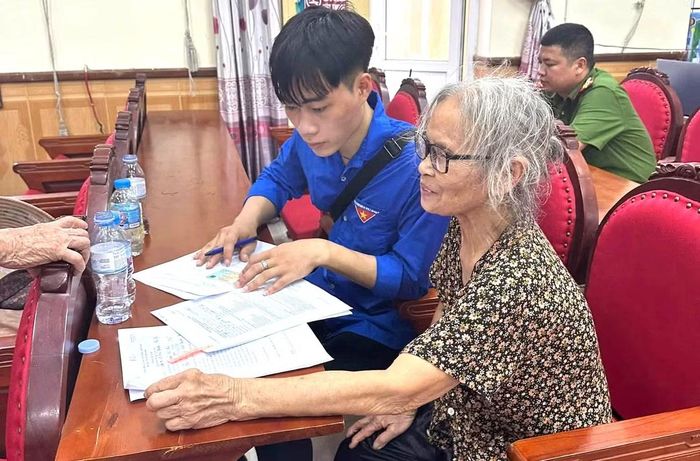 Tại xã Bình Nguyên, tuổi trẻ địa phương đã tích cực hỗ trợ tuyên truyền, hướng dẫn và giúp thân nhân liệt sĩ thực hiện các thủ tục lấy mẫu ADN, góp phần đẩy nhanh tiến độ thu nhận mẫu phục vụ công tác xác định danh tính liệt sĩ.