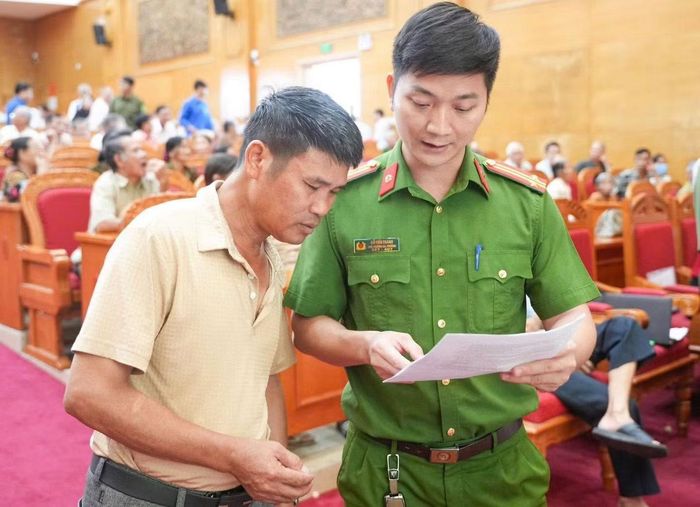  Tại các xã Vĩnh Tường, Vĩnh Thành, Vĩnh An, Vĩnh Phú, Vĩnh Hưng và Thổ Tang, đoàn viên, thanh niên đã tích cực phối hợp với lực lượng Công an và các đơn vị chức năng hỗ trợ đón tiếp, hướng dẫn, phân luồng, giúp thân nhân liệt sĩ hoàn thiện hồ sơ, thủ tục trong quá trình thu nhận mẫu sinh phẩm ADN. Hoạt động góp phần để đợt cao điểm diễn ra thuận lợi, an toàn, thu nhận hơn 1.400 mẫu sinh phẩm ADN của thân nhân liệt sĩ chưa xác định danh tính, phục vụ công tác xác định danh tính hài cốt liệt sĩ còn thiếu thông tin. 