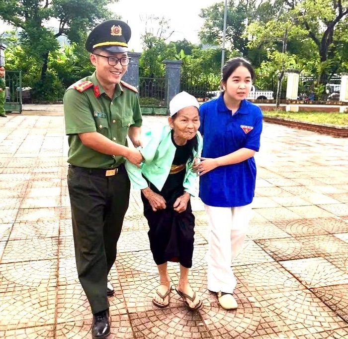 Tại xã Tân Lạc, đoàn viên, thanh niên đã tích cực hỗ trợ, phối hợp với lực lượng công an và các đơn vị chức năng hỗ trợ hướng dẫn, đón tiếp, giúp thân nhân liệt sĩ hoàn thiện thủ tục trong quá trình thu nhận mẫu ADN.