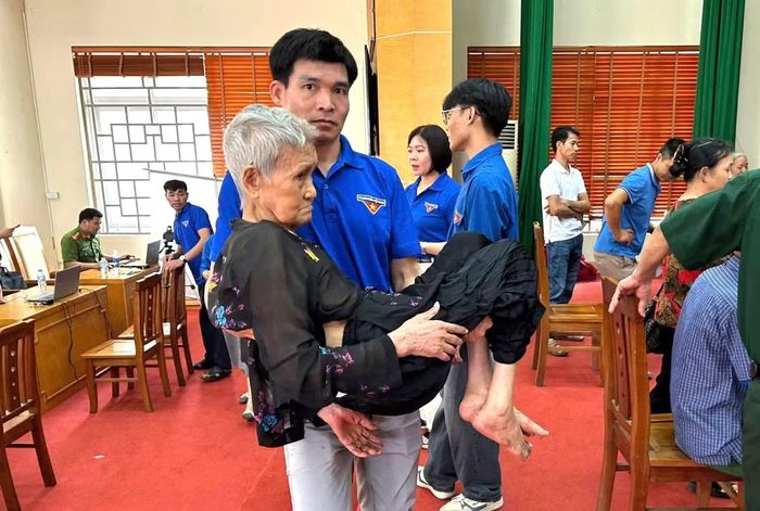  Tuổi trẻ xã Tam Dương tích cực hỗ trợ thu nhận mẫu ADN cho thân nhân liệt sĩ chưa xác định danh tính, góp phần phục vụ công tác xác định danh tính hài cốt liệt sĩ còn thiếu thông tin 