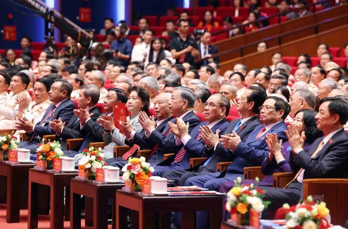 Lãnh đạo Đảng, Nhà nước và các đại biểu tham dự lễ kỷ niệm.