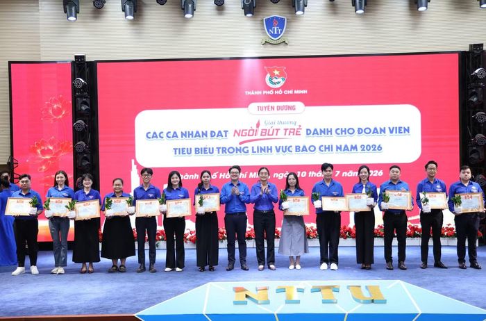 Dịp này, Thành Đoàn TPHCM tuyên dương, khen thưởng các đoàn viên, thanh niên tiêu biểu trong lĩnh vực báo chí đạt giải thưởng “Ngòi bút trẻ”.