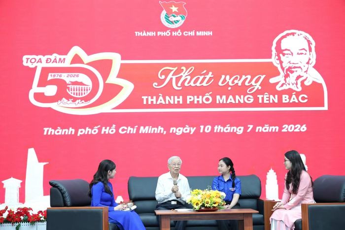 Nguyên Phó Bí thư Thường trực Thành ủy TPHCM Phạm Chánh Trực trao đổi cùng bạn trẻ.