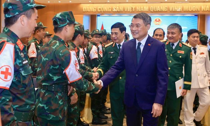 Thủ tướng Lê Minh Hưng và các cán bộ, chiến sĩ. Ảnh: VGP/Nhật Bắc