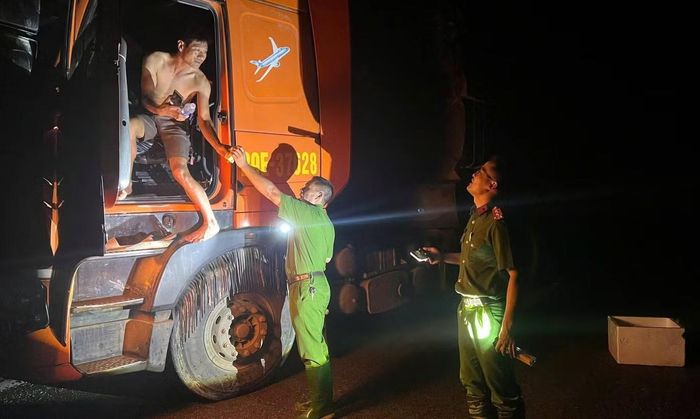 Công an xã Mường Than trực tiếp mang bánh mì, hộp sữa, nước uống tiếp tế xuyên đêm đến tận tay từng người dân bị mắc kẹt.