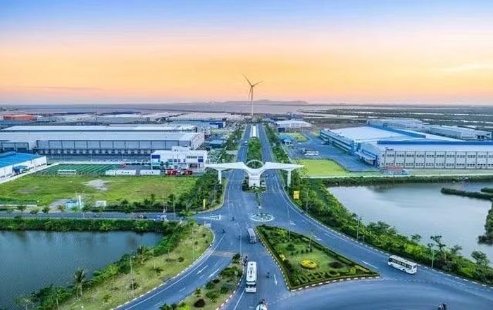 Phường Đông Hải có hệ thống cảng biển, các khu công nghiệp thuộc Khu Kinh tế Đình Vũ - Cát Hải là thỏi nam châm hút vốn đầu tư FDI.
