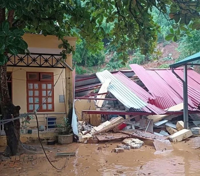 Khu nhà bán trú của trường học ở xã Mường Trai bị sập.