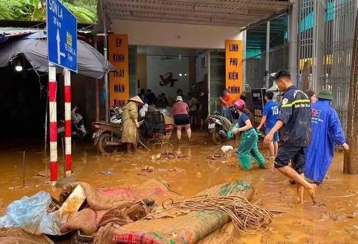Người dân xã Mường La dọn dẹp nhà cửa sau lũ.