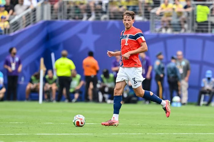Sander Berge như một bức tường thành ở giữa sân.