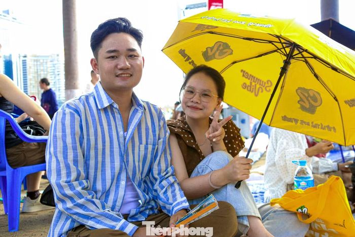Bạn Hoàng Đức Thắng - du khách đến từ Hà Nội - cho biết đã đặt vé máy bay vào Đà Nẵng từ hơn một tuần trước để không bỏ lỡ đêm chung kết DIFF 2026. "Đây là đêm cuối của lễ hội pháo hoa nên em và người yêu quyết định vào Đà Nẵng vừa du lịch, vừa thưởng thức màn trình diễn chung kết. Bọn em đến khu vực ven sông Hàn từ khoảng 15h nhưng lúc đó người đã đông nghịt. Muốn có vị trí đẹp nên phải tranh thủ đến thật sớm. Không khí rất sôi động, ai cũng háo hức chờ đợi màn tranh tài cuối cùng", Thắng chia sẻ.