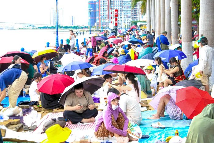 Khu vực bờ sông phía đường Trần Hưng Đạo càng về cuối chiều càng đông đúc. Những khán đài trên... chiếu, bạt được người dân, du khách lấp kín.