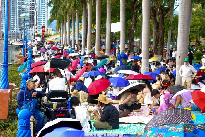 Chiều 11/7, bờ sông Hàn phía đường Trần Hưng Đạo (thành phố Đà Nẵng) đã đông kín người dân, du khách đến “xí chỗ” xem pháo hoa. Ảnh: Duy Quốc.