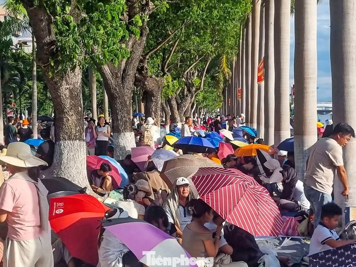 Một đoạn bờ sông Hàn ken kín người. Ngồi từ vị trí này, người dân, du khách có thể thưởng thức trọn vẹn bữa tiệc ánh sáng trên bầu trời.