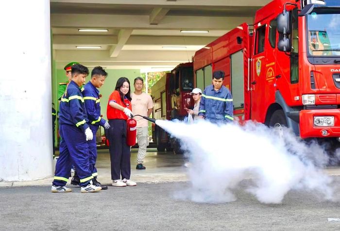 Các chiến sĩ tập huấn bạn trẻ sử dụng phương tiện chữa cháy. Ảnh: ĐVCC