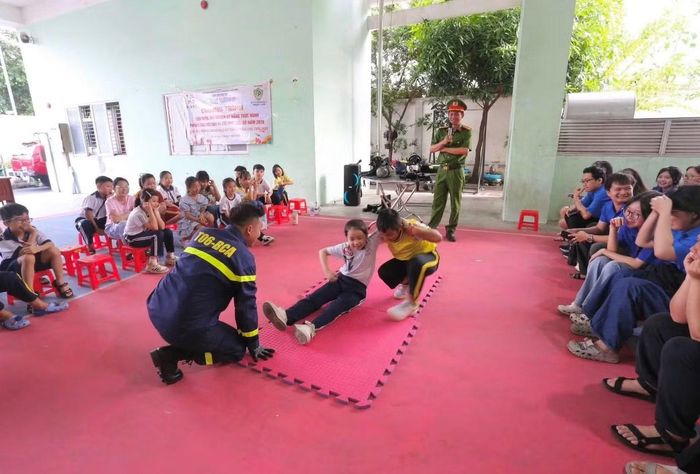 Các em học sinh học cách cứu nạn cứu hộ trong trường hợp khẩn cấp. Ảnh: ĐVCC