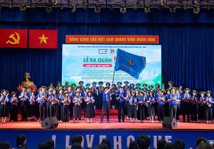 Tuổi trẻ HCMUE bước vào đợt hoạt động cao điểm Mùa hè số, Bình dân học vụ số. Ảnh: ĐVCC