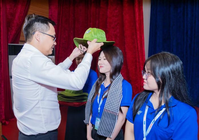 Các chiến sĩ áo xanh nhận quà lưu niệm tại buổi lễ.