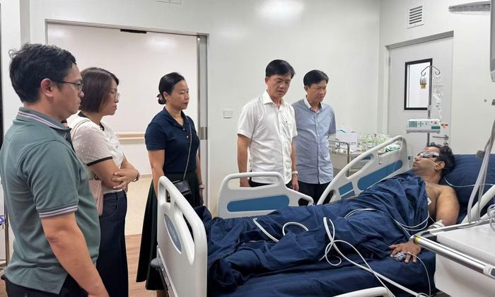 Chủ tịch UBND đặc khu Phú Quốc Trần Minh Khoa (áo trắng) đến thăm hỏi, động viên các nạn nhân.