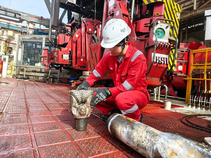 Kỹ sư khoan Đỗ Văn Hiển đang kiểm tra một mũi khoan.