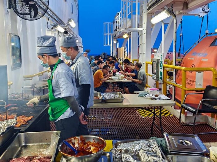 Một buổi liên hoan trên giàn vào chiều Chủ nhật hằng tuần.