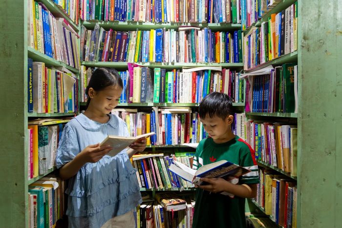 Nhiều em nhỏ được bố mẹ hướng dẫn cũng đã tới những hiệu sách cũ, chưa phải để đọc hiểu, mà để làm quen với văn hóa đọc sách - có lẽ đang dần mai một trong cuộc sống hiện đại.