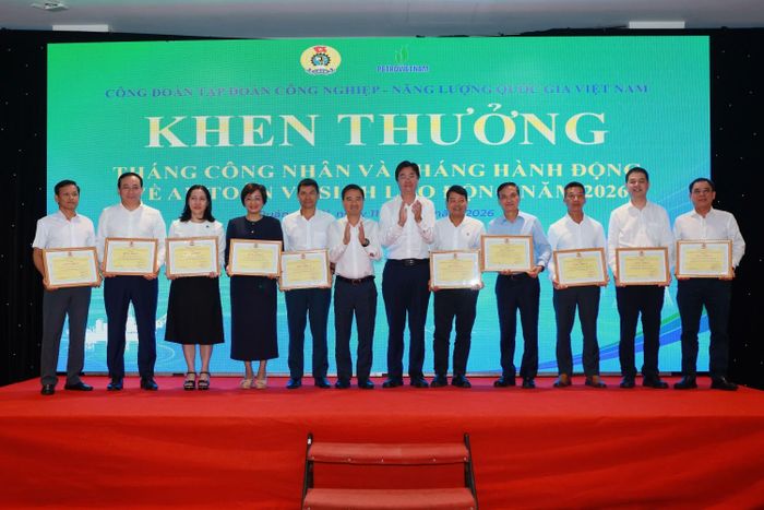 Tại hội nghị sơ kết, Công đoàn Petrovietnam đã tổ chức khen thưởng cho các công đoàn cơ sở có thành tích xuất sắc trong các hoạt động thiết thực, tổ chức tốt các chương trình chăm lo cho NLĐ.
