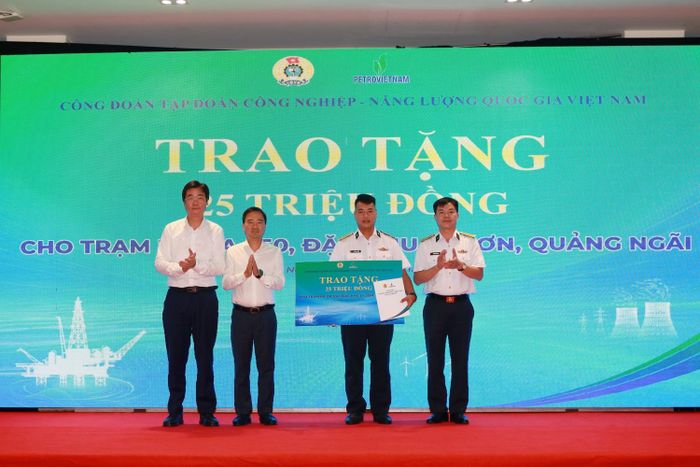 Cũng tại hội nghị, Công đoàn Petrovietnam đã tổ chức trao hỗ trợ kinh phí thực hiện các chương trình an sinh xã hội tại đặc khu Lý Sơn.