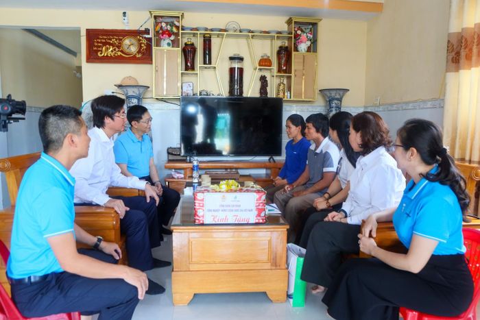 Trong 6 tháng đầu năm, Công đoàn Tập đoàn thường xuyên tổ chức các hoạt động thăm hỏi, động viên các trường hợp NLĐ có hoàn cảnh khó khăn để kịp thời chia sẻ, động viên và hỗ trợ.