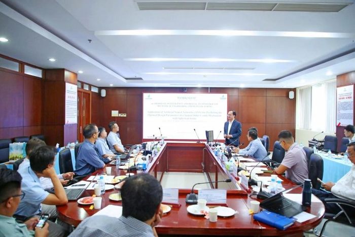 PGS.TS Vũ Minh Hùng, Trưởng Khoa Khoa học Cơ bản (PVU) chia sẻ tại hội thảo.