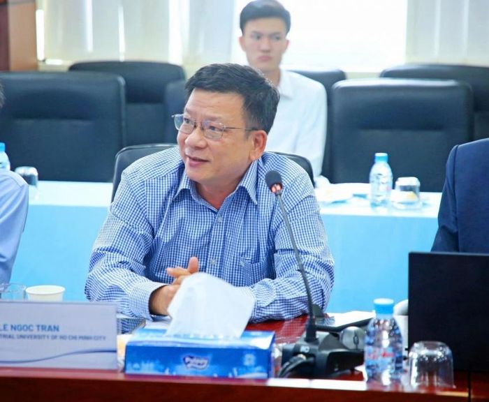 Các đại biểu trao đổi sôi nổi tại hội thảo.