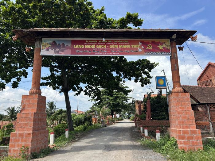 Làng nghề gạch gốm Mang Thít, Vĩnh Long.
