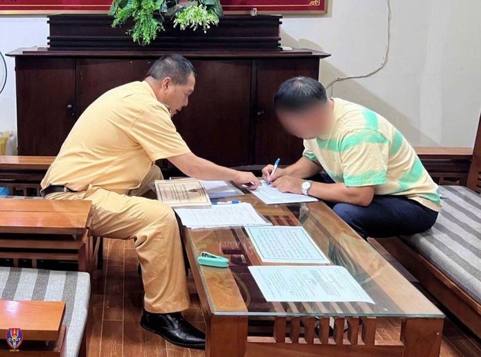 CSGT xử phạt tài xế dừng xe nơi cấm trên đường dẫn cao tốc TP.HCM - Long Thành - Dầu Giây.